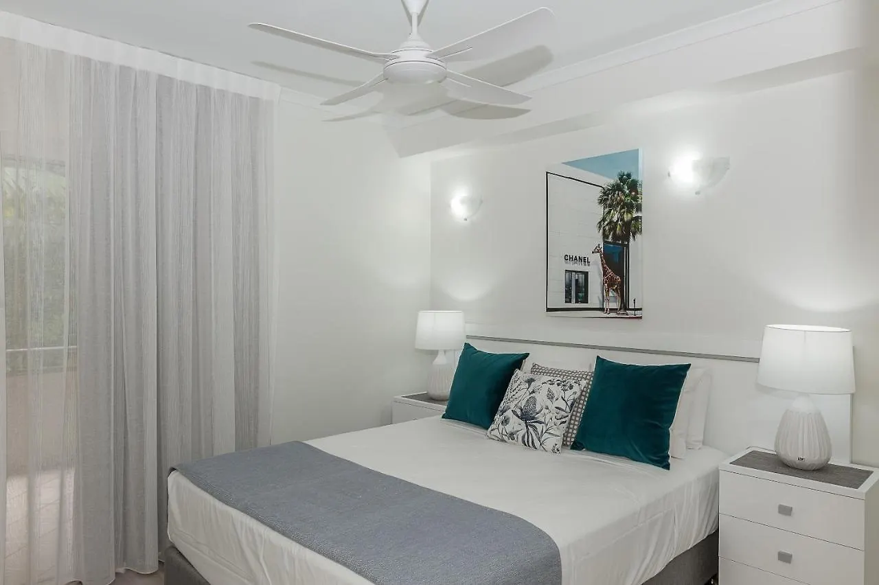 Oasis At Palm Cove Aparthotel
