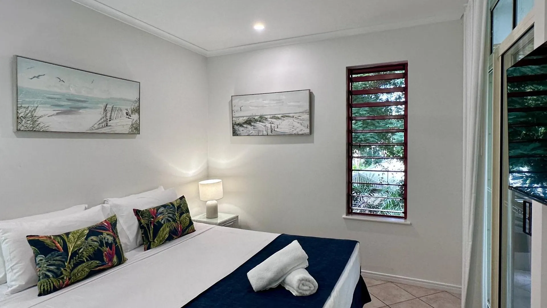 Oasis At Palm Cove Aparthotel